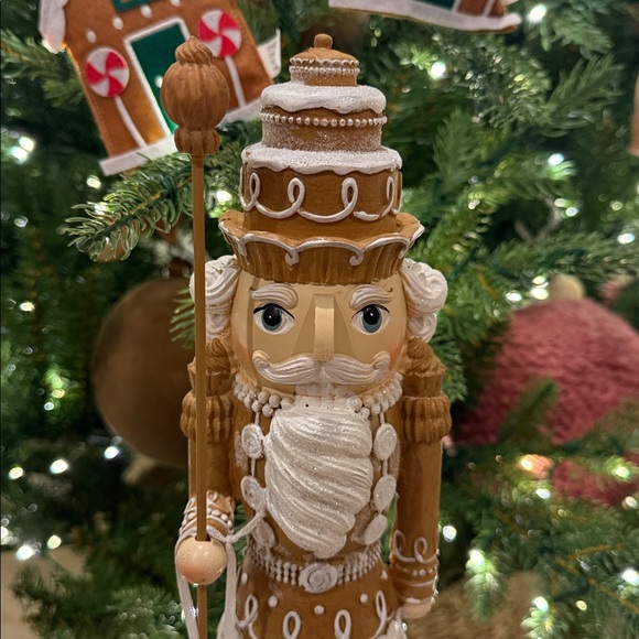 Peppermint square Gingerbread man nutcracker - Picture 2 of 8